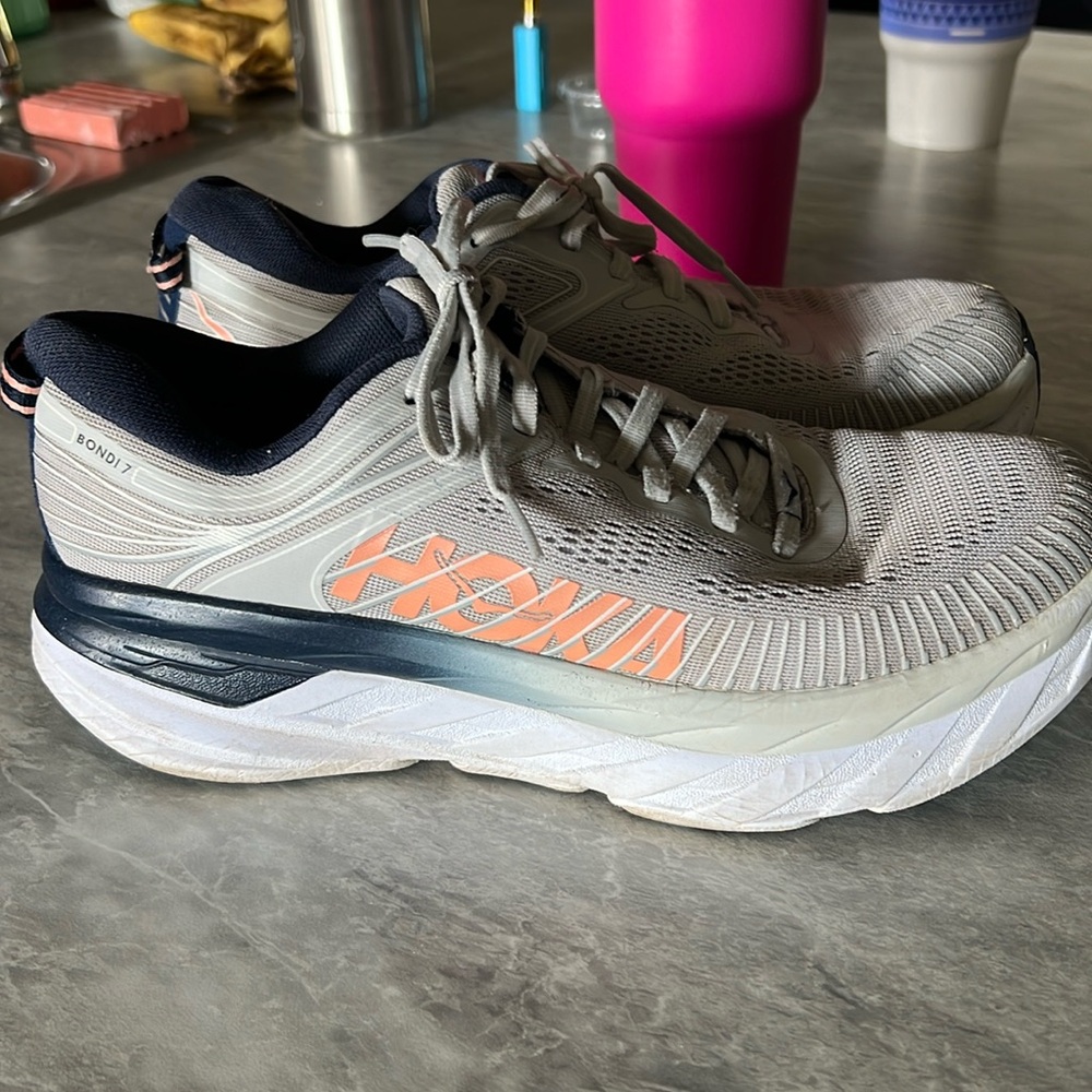 Hoka Bondi 7. Size 9. EUC. Casual wear only. No running miles!